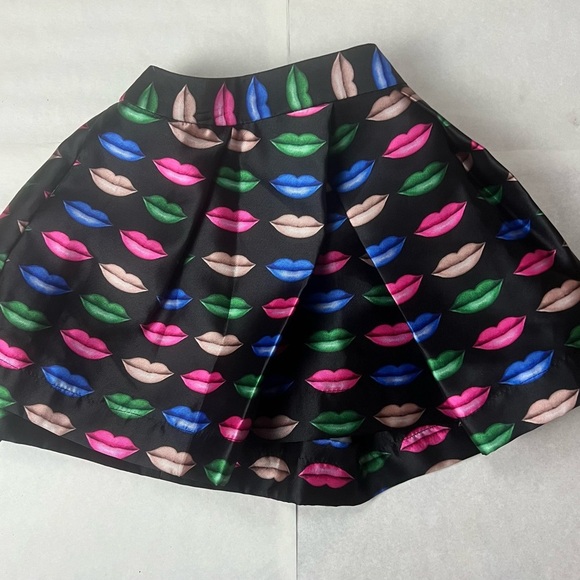 Milly Minis pleated puffy satin black skirt w multicolor lips all over - Picture 1 of 3